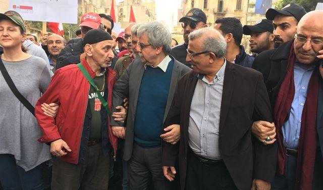 بالصورة: زياد الرحباني يشارك في تظاهرة الشيوعي!