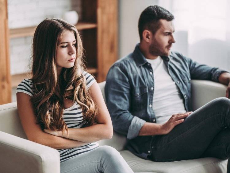 إن كان زوجك حزيناً..هكذا عليك التعامل معه!