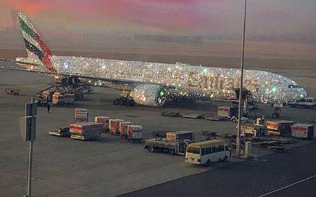 ما حقيقة صورة هذه الطائرة الإماراتية المرصعّة بالألماس؟
