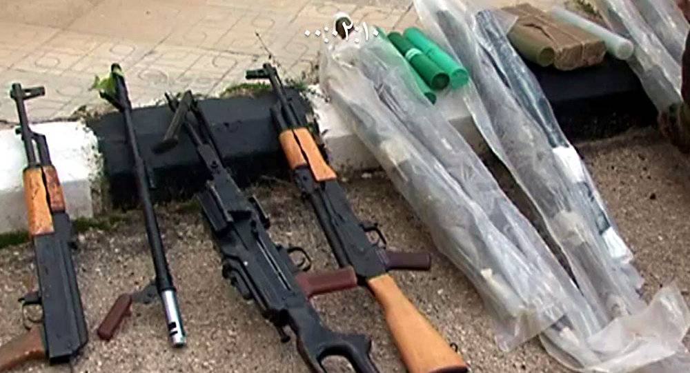 بالصور۔۔۔ أسلحة بريطانية لمجموعة "الخوذ البيضاء" في قبضة الأمن السوري