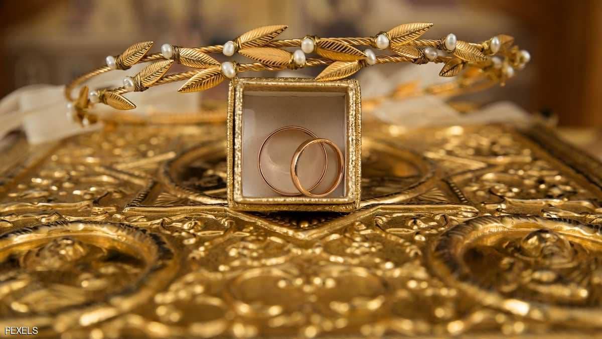 الدولار "يضغط" على الذهب