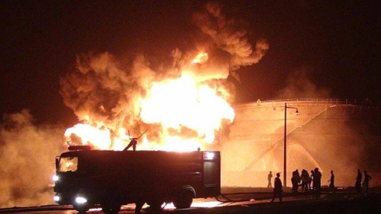انفجار يهز مصافي نفط بعدن