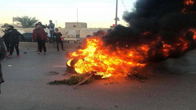 بالفيديو: تظاهرات غاضبة في البصرة العراقية للمطالبة بإقالة الحكومة
