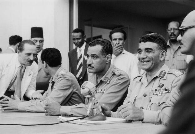 من هو رئيس الوزراء العربي الذي طلب من نظيره البريطاني القضاء على عبد الناصر؟