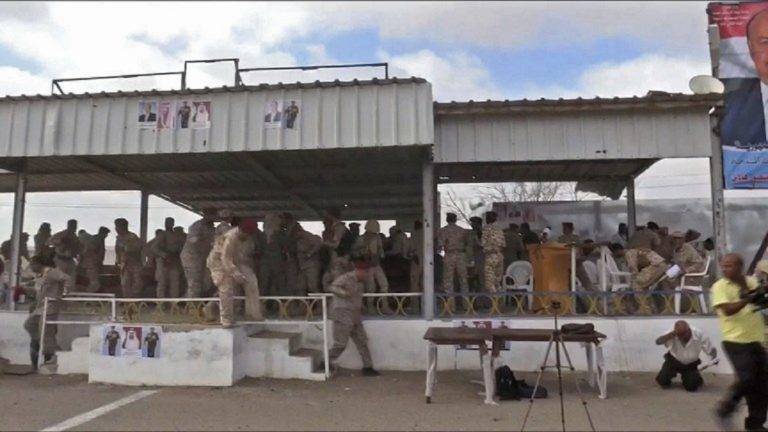 شاهدوا لحظة استهداف الحوثيين الاستعراض العسكري في قاعدة العند اليمنية بطائرة مسيرة
