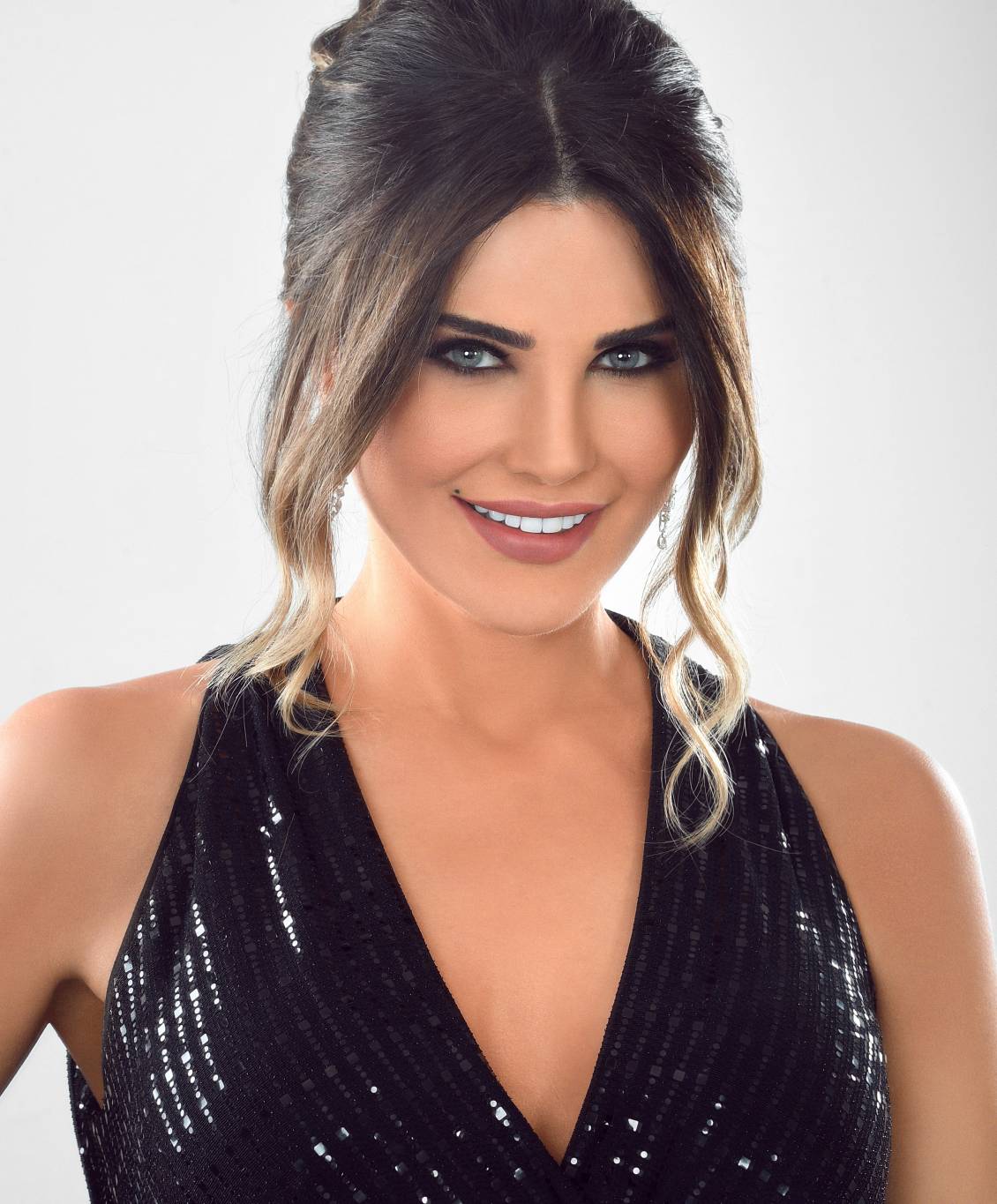 منى أبو حمزة تخطف الأنفاس في " ديو المشاهير"!