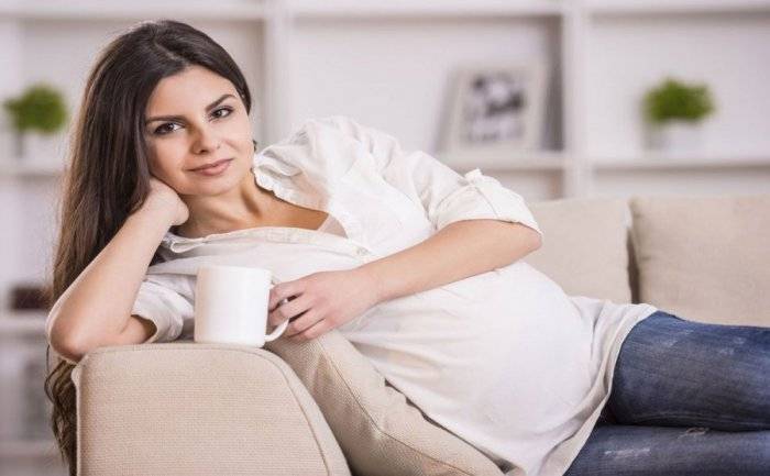 إلى المرأة الحامل.. لهذا عليكِ تجنب شري الشاي!