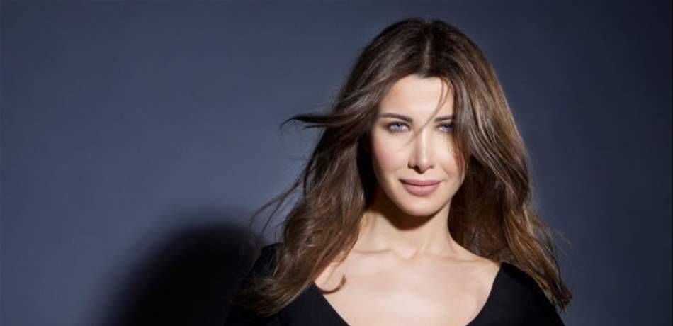 نانسي عجرم تثير الجدل بسبب تصرفها مع احدى المُعجبات.. هذا ما حصل (فيديو)