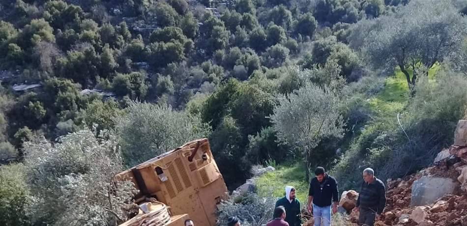 في البترون.. إنقلبت به الحفارة وسقطت تحت الطريق!