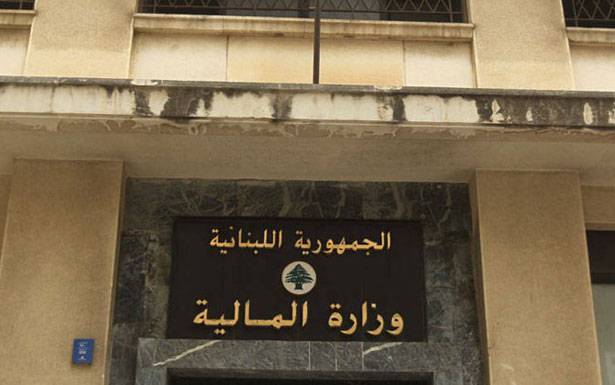 «المال» تباشر دفع الرواتب