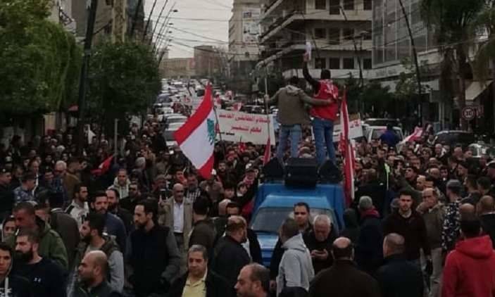 المظاهرات الشعبية تنزل الى الشارع رافضة الحكم والوزراء والنواب منذ عام 1988
الوضع المعيشي ينهار ويصيب الشعب اللبناني والمسؤولون يتفرجون والحكومة دون تأليف
اجتماع في بكركي الاربعاء والسعودية تمنع توزير سنّي غير تابع للوهابية ولها