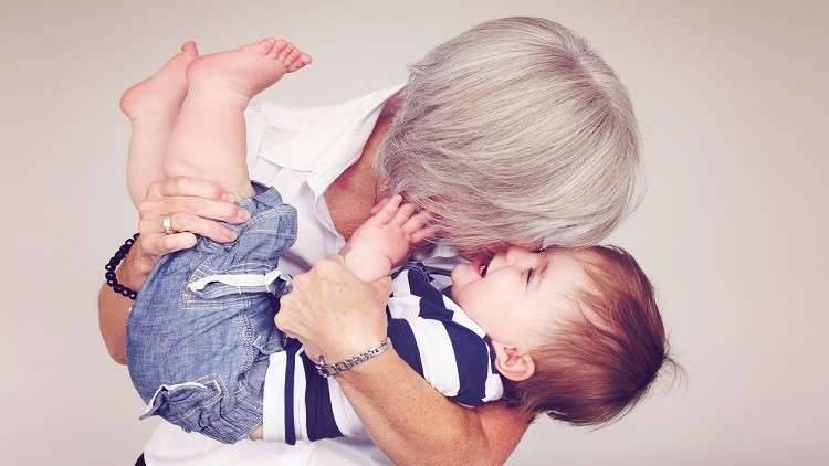 كيف تساعد عيادات التلقيح البريطانيات على الإنجاب في عمر الـ 60؟