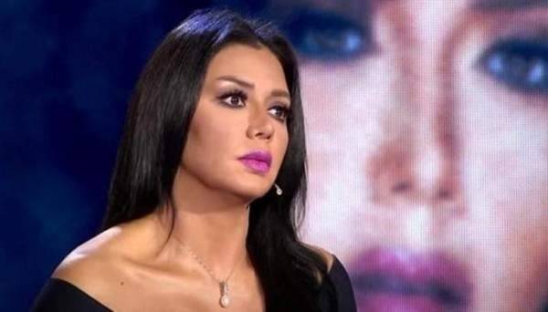 بعد رانيا يوسف فنانة جديدة تثير جدلا واسعا بفستانها الشفاف