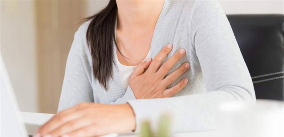إليكِ 4 أعراض غريبة تظهر على الثدي.. ماذا تعني؟