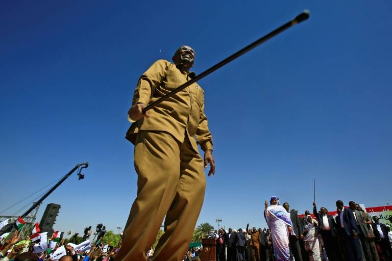 الرئيس السوداني يؤكد أن "الحكومة لن تغيّر بالمظاهرات"