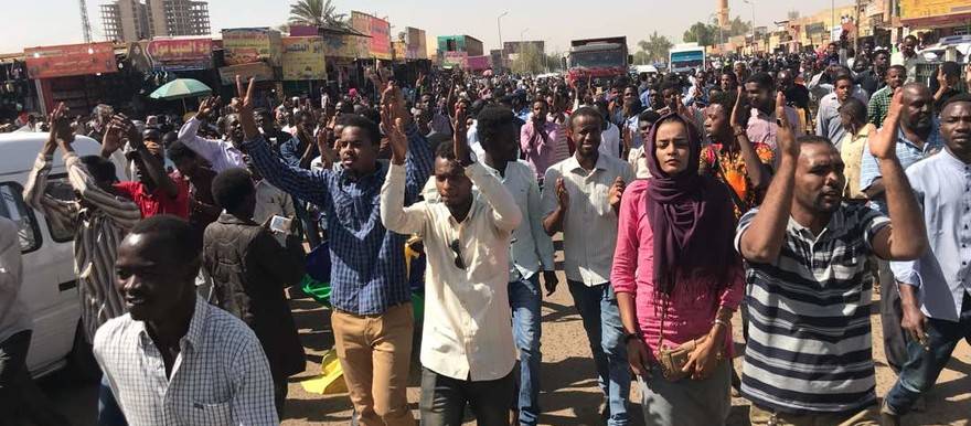 الثورة السودانية أصيبت بنكسة  والحوار هو الحل