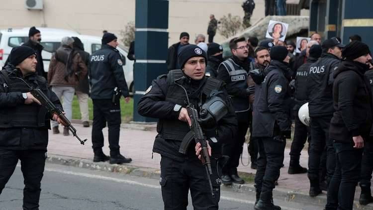 تركيا تأمر باعتقال 200 عسكري لصلتهم بغولن
