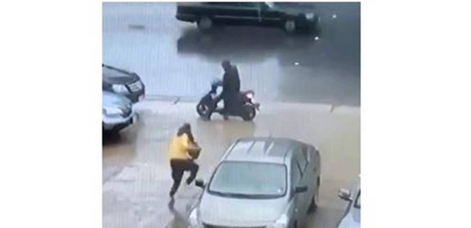 نشل حقيبتها في ضبية وهرب (فيديو)