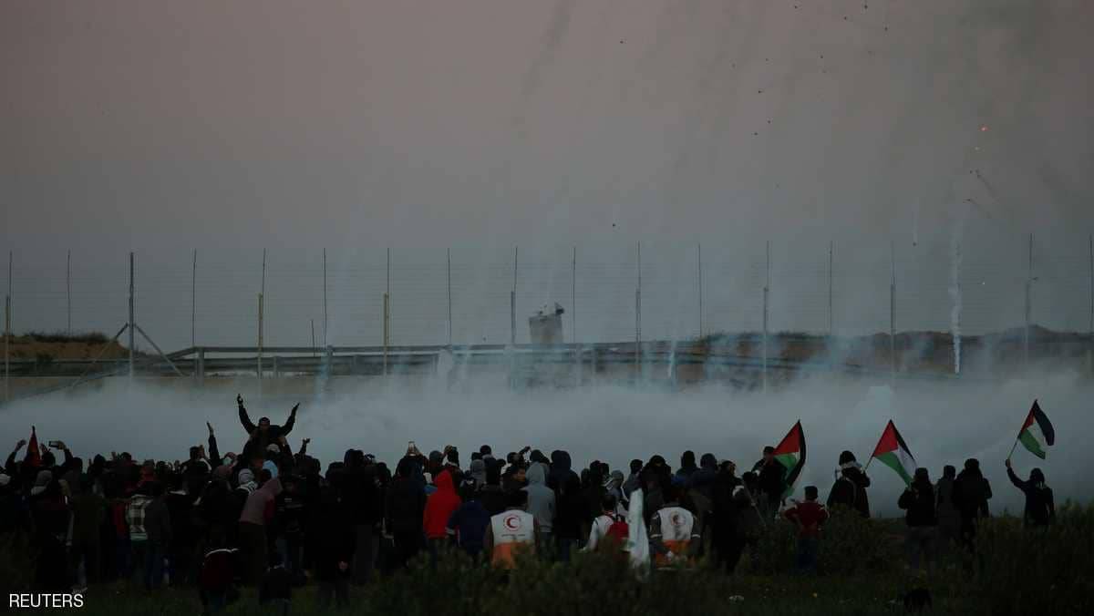 إصابة 30 فلسطينيا بالرصاص الإسرائيلي على حدود غزة
