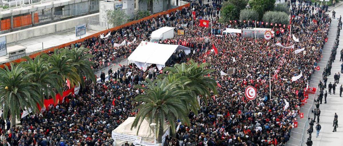 النقابات التونسية تدعو لإضراب عام جديد للمطالبة بزيادة الأجور