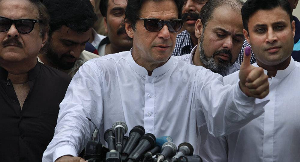 عمران خان للرئيس الأفغاني: نسعى لتحقيق السلام في أفغانستان