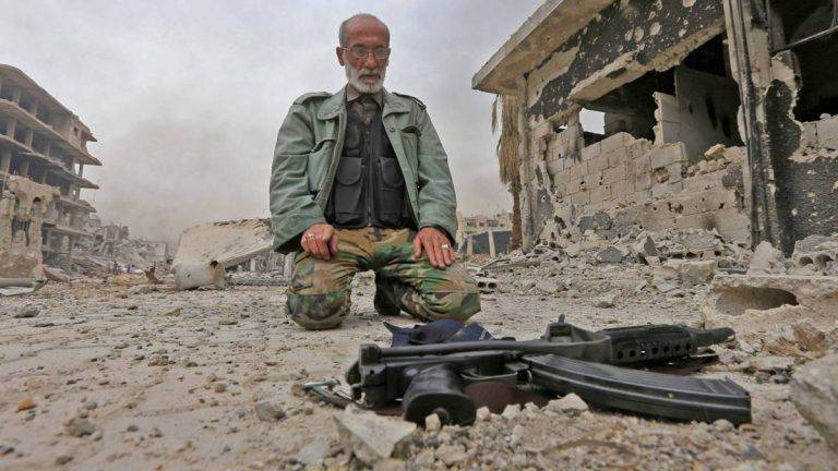 من آخر معاقل داعش في سوريا... إجلاء 2200 شخص