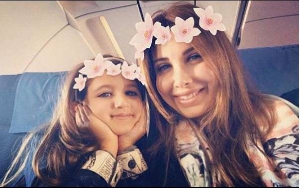 إيلا ابنة نانسي عجرم نسخة طبق الأصل منها! (صور)