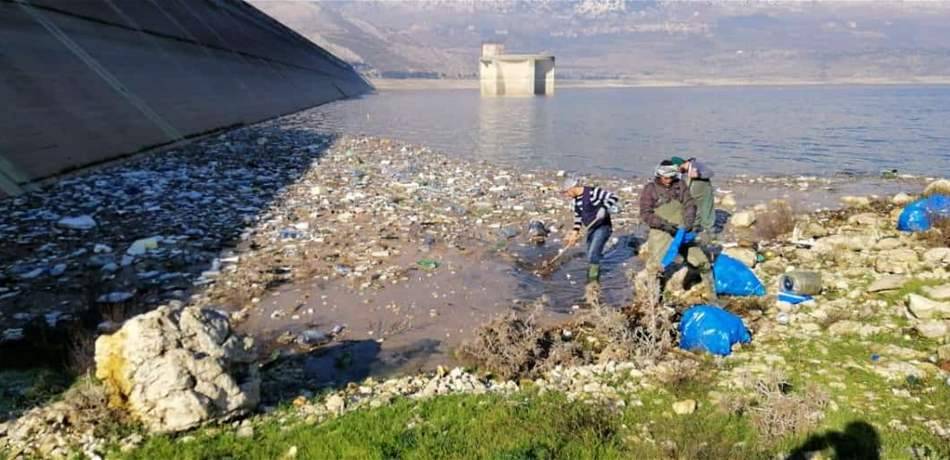 رفع النفايات الصلبة على ضفاف بحيرة القرعون