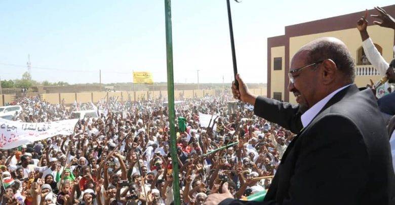 البشير امام حشد الكريده اليوم : المندسون والمخربون هم من قتلوا الطبيب بابكر بسلاح غير تابع للشرطة