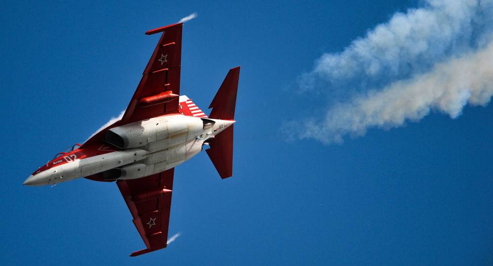 "ياك-130" الروسية تشارك في العرض العسكري في لاوس