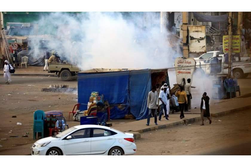 الشرطة السودانية تطلق قنابل الغاز على المحتجين