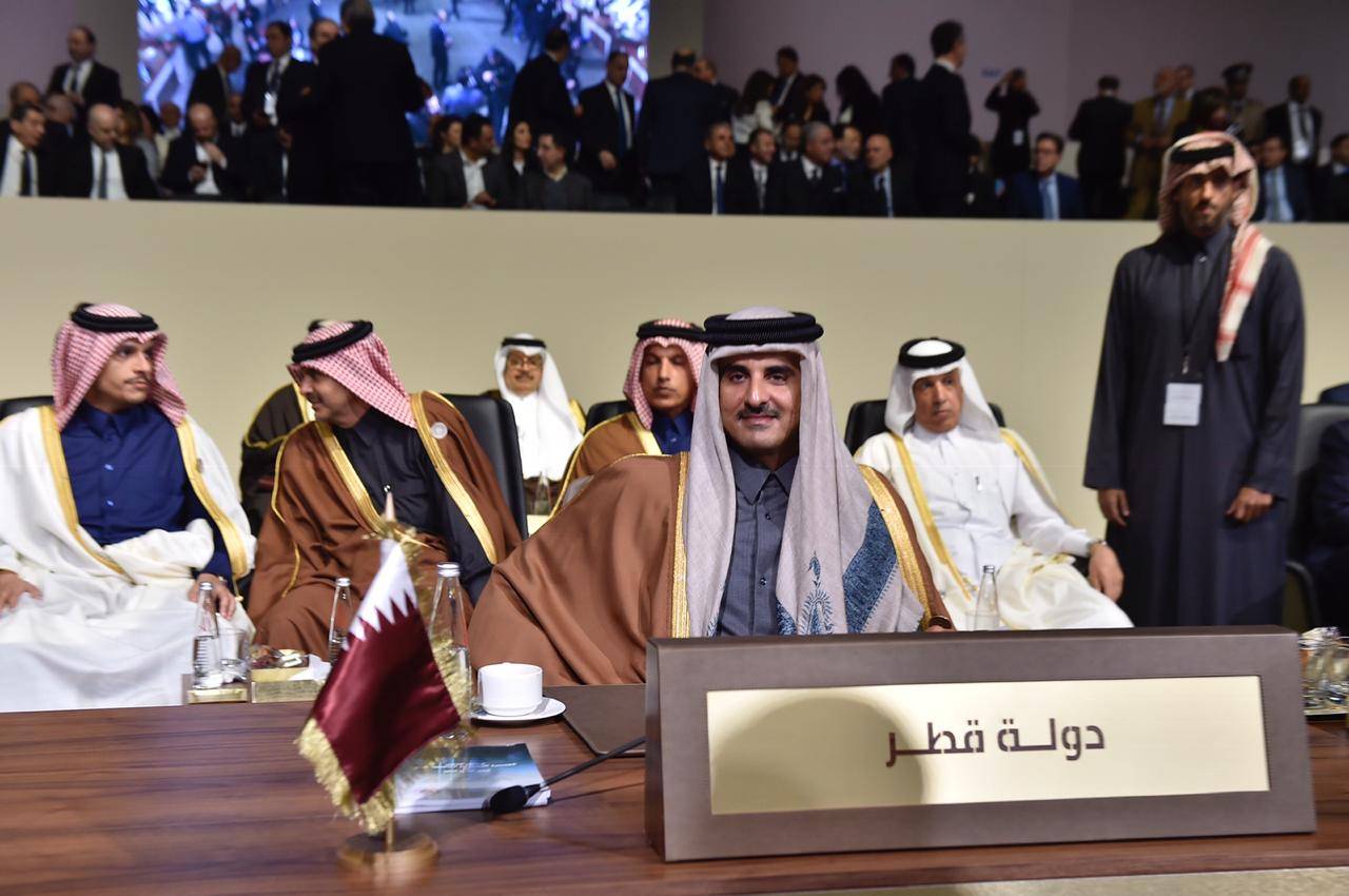 مير قطر غادر القمة بعد مشاركته في الجلسة الافتتاحية