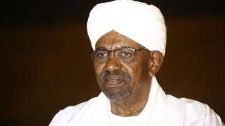 البشير في قطر وسط احتجاجات في عموم السودان