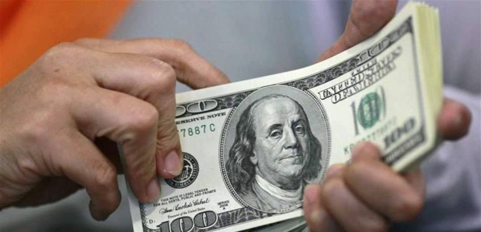 الدولار قرب أعلى مستوى بعد خفض صندوق النقد توقعات النمو