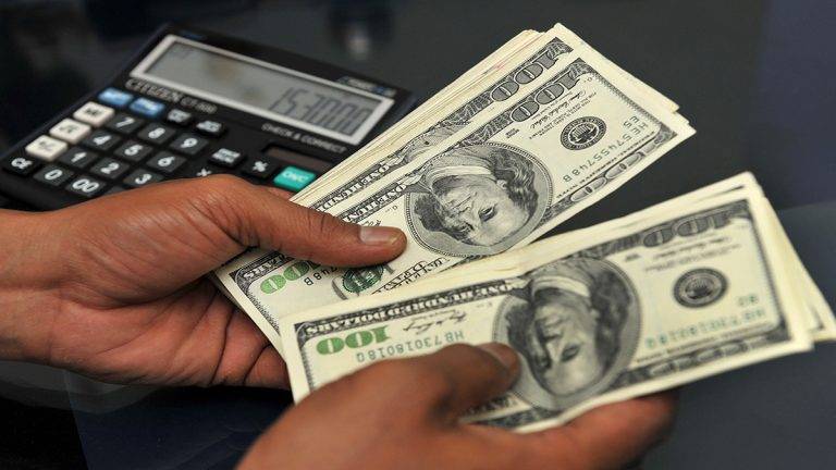 الدولار يستقر بعد خفض توقعات نمو الاقتصاد العالمي