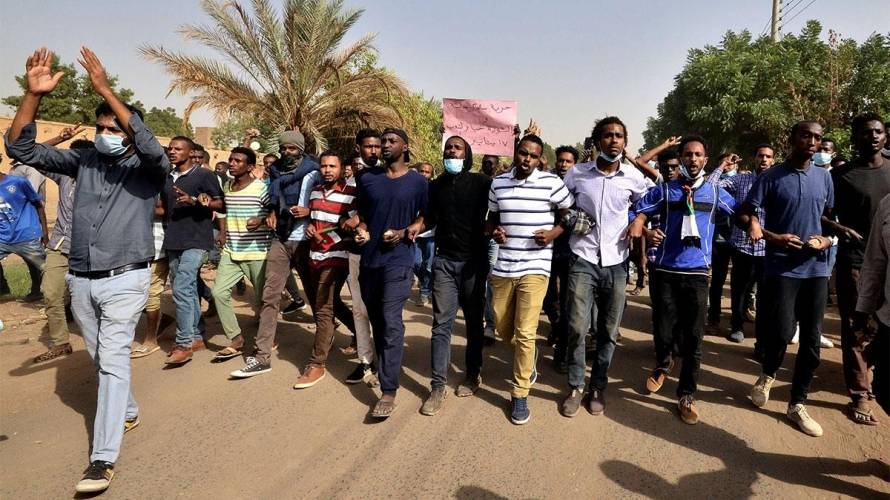 موكب جديد اليوم وتغُير لهجة البشير تجاه الشباب هل يفعلها وتنجلي الأزمة؟
