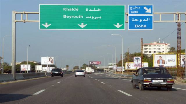 سقوط حاوية عن شاحنة في خلدة.. وزحمة سير كثيفة