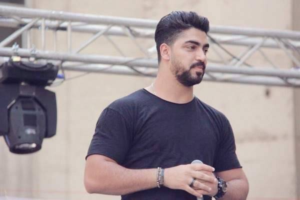 مينا عطا يحتفل بعيد ميلاده مع زوجته واصدقائه وكم اصبح عمره؟-بالفيديو