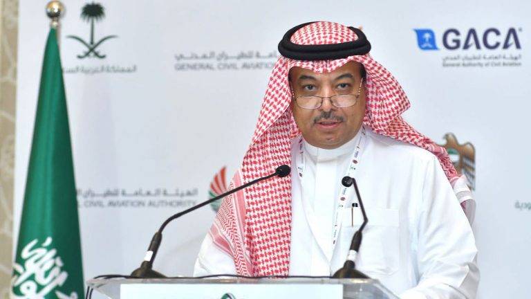 لماذا أعفى العاهل السعودي رئيس الهيئة العامة للطيران المدني من منصبه؟