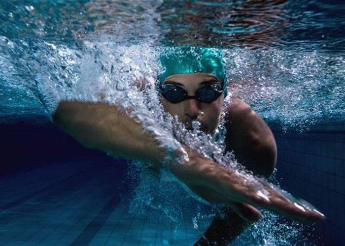 لا تتردوا في ممارسة السباحة الشتوية.. إليكم فوائدها