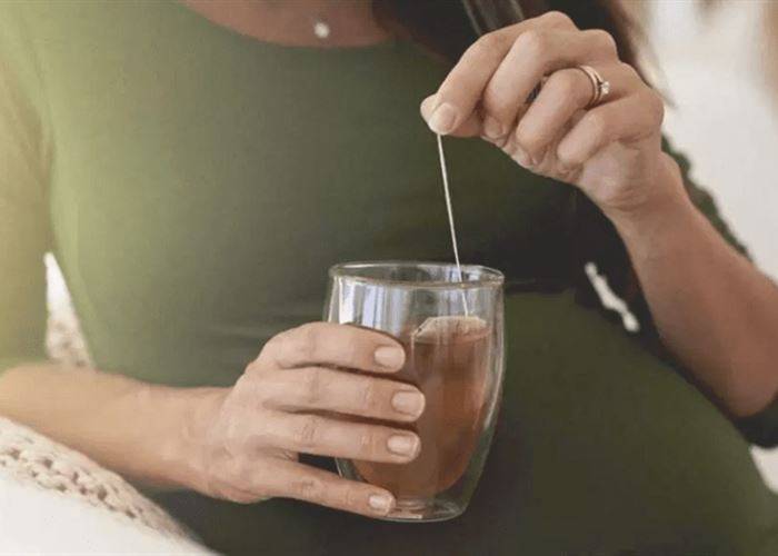 النساء الحوامل وشرب الشاي.. دراسة تكشف الضرر