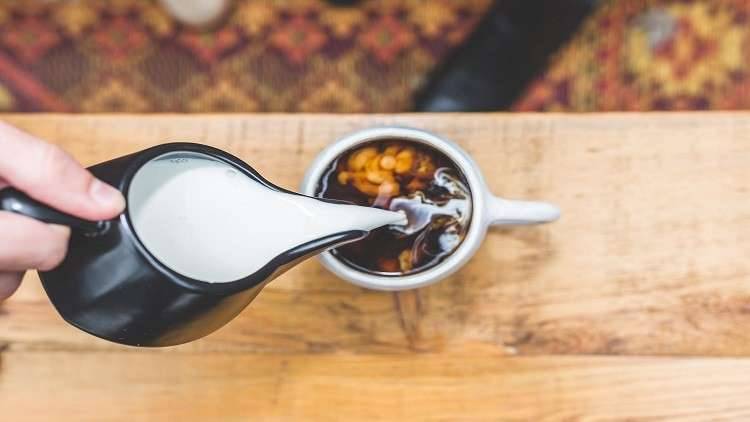 احذر من تناول الشاي بالحليب!