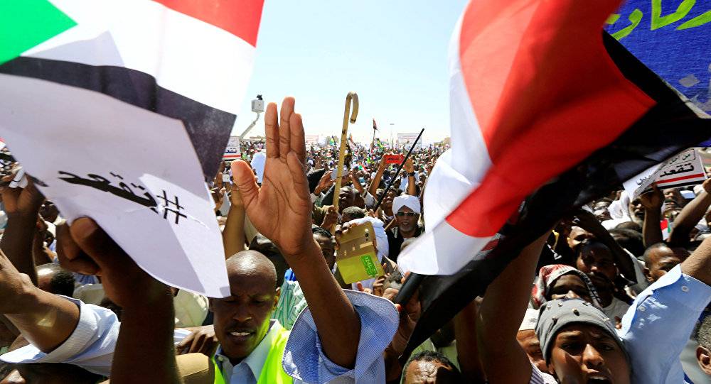 الشرطة السودانية تطلق الغاز المسيل للدموع على تجمع احتجاجي لمهندسين