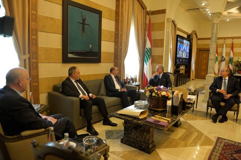 المشنوق عرض مع سفير تركيا

ولجنة الصداقة البرلمانيّة العلاقات
