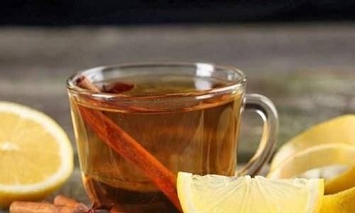 بينها محاربة الحموضة... هذه فوائد الحامض الساخن في الصباح