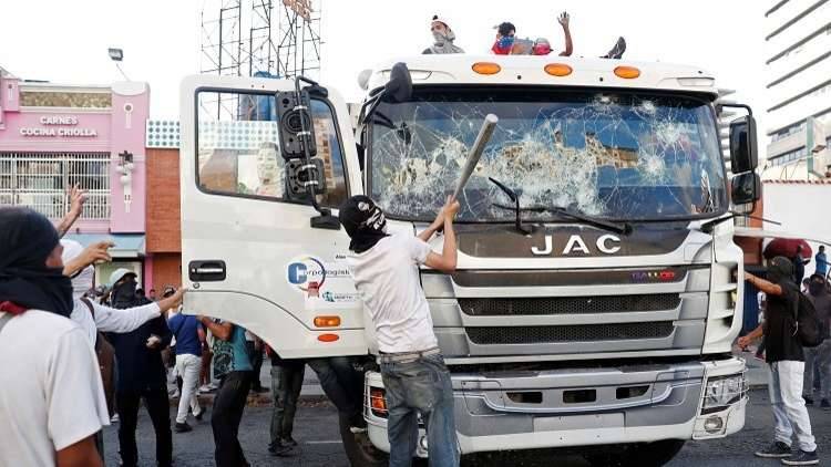 دوي انفجارات ومواجهات في كاراكاس بين الموالين والمعارضين