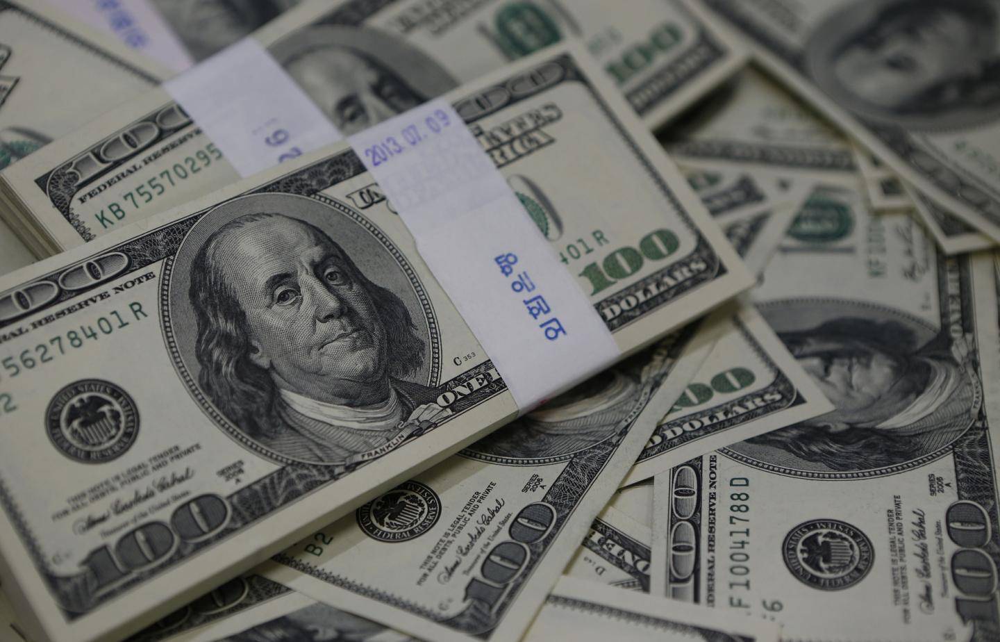 الدولار الأميركي يرتفع بنسبة 0.4% إلى مستوى 96.14 نقطة