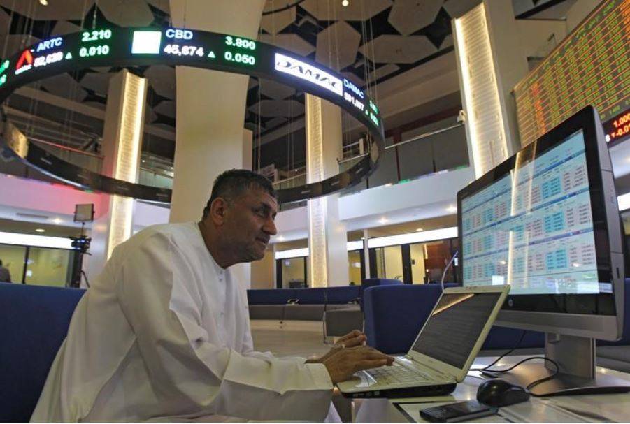 بورصة أبوظبي تصعد بدعم القطاع المالي وتحديث بشأن اندماج والسعودية تتراجع
