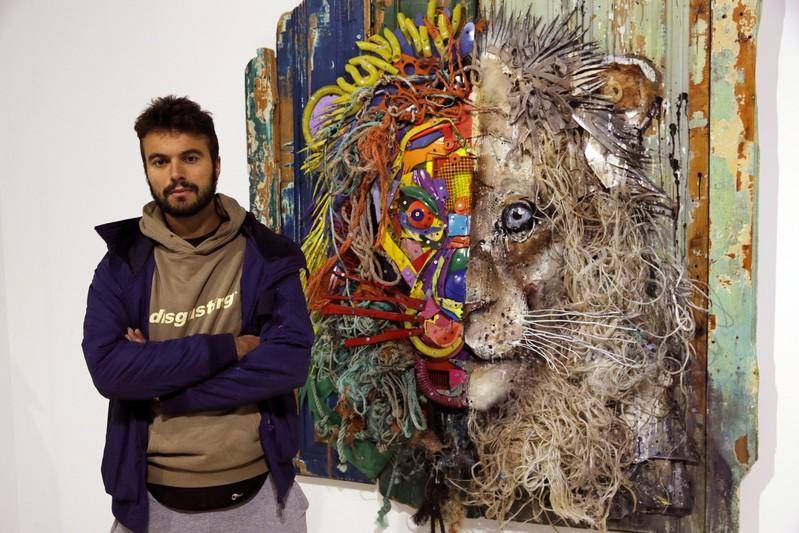 Plástico ganha novo propósito em trabalho de artista de rua português