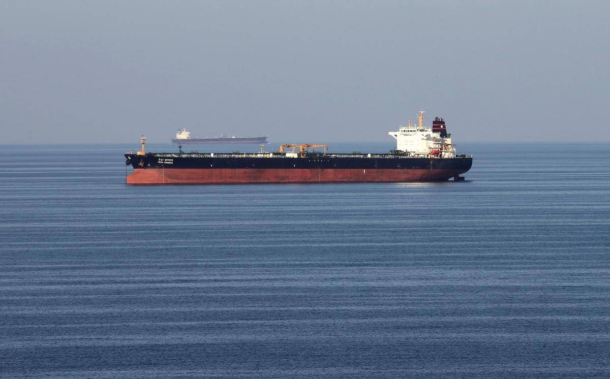 Oil steady as U.S. gasoline glut offsets Venezuela turmoil